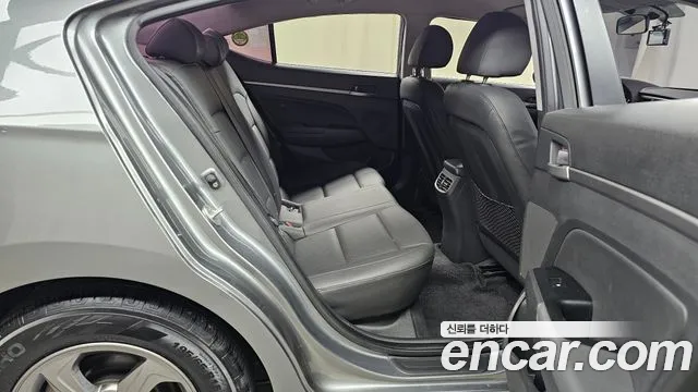 Hyundai AVANTE 2017 — фото 12