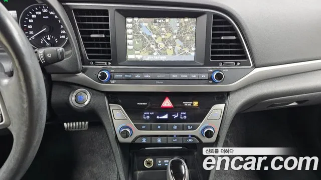 Hyundai AVANTE 2017 — фото 16