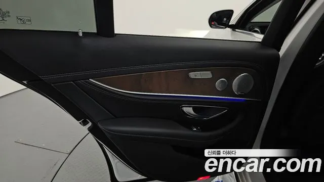 Mercedes-Benz E-Class 2019 — фото 15