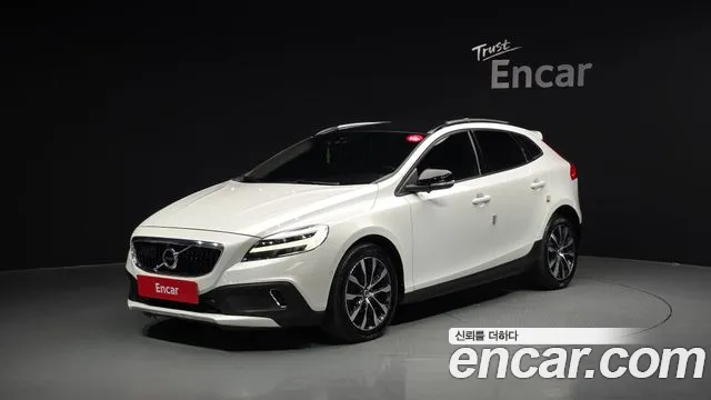 Volvo V40 2019 — фото 1