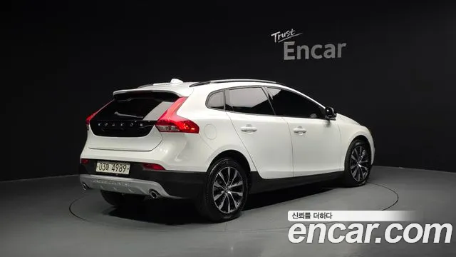 Volvo V40 2019 — фото 2