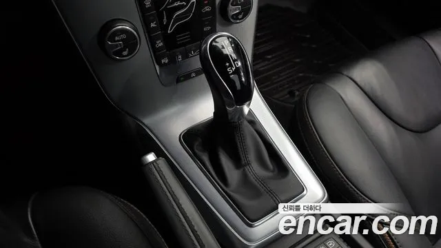 Volvo V40 2019 — фото 12