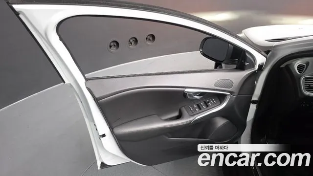 Volvo V40 2019 — фото 14