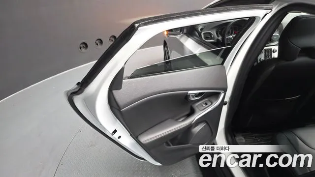 Volvo V40 2019 — фото 15