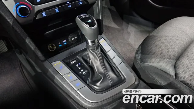 Hyundai AVANTE 2017 — фото 12