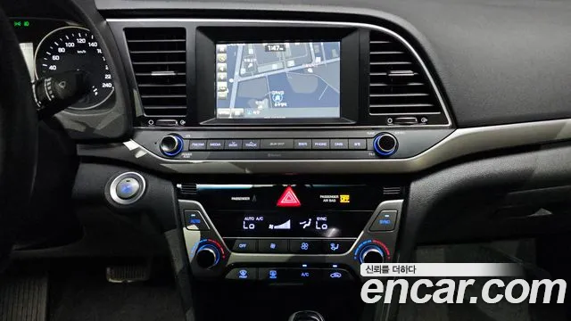 Hyundai AVANTE 2017 — фото 18