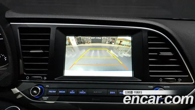 Hyundai AVANTE 2017 — фото 19