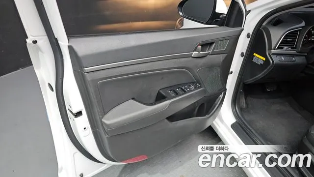 Hyundai AVANTE 2017 — фото 14