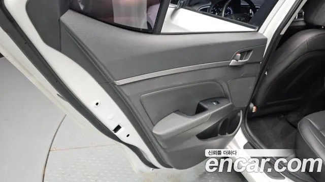 Hyundai AVANTE 2017 — фото 15