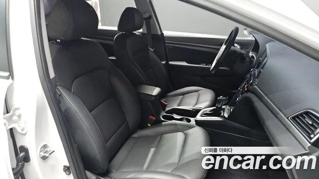 Hyundai AVANTE 2017 — фото 16