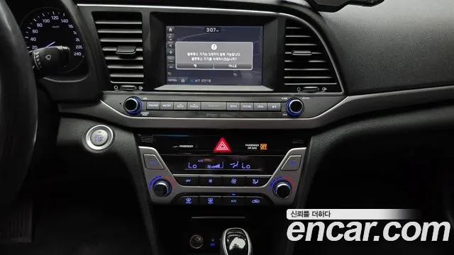 Hyundai AVANTE 2017 — фото 14