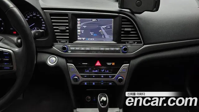 Hyundai AVANTE 2017 — фото 15