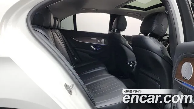 Mercedes-Benz E-Class 2019 — фото 11