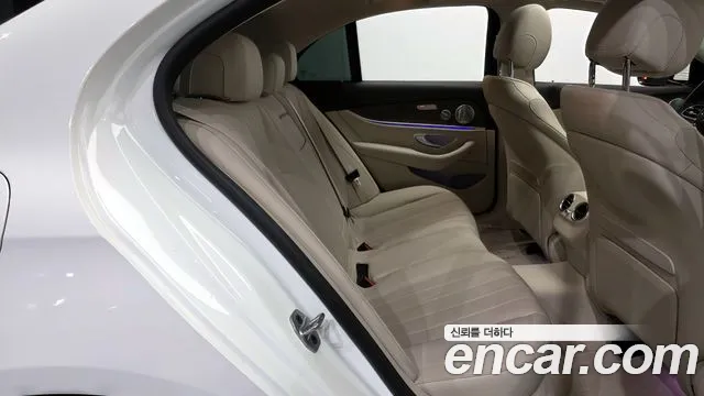 Mercedes-Benz E-Class 2019 — фото 18