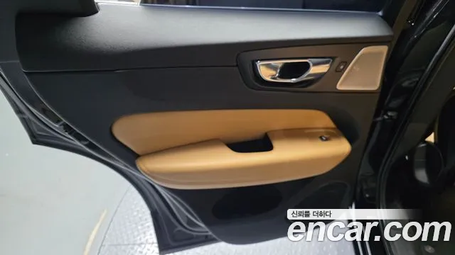 Volvo XC60 2018 — фото 15