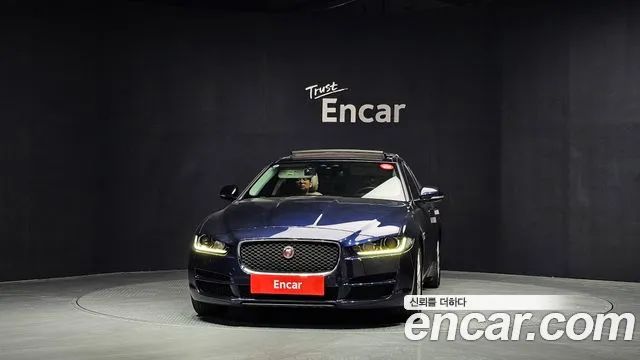 Jaguar XE 2017 — фото 3