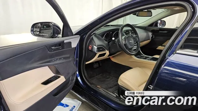 Jaguar XE 2017 — фото 13