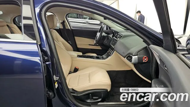 Jaguar XE 2017 — фото 17