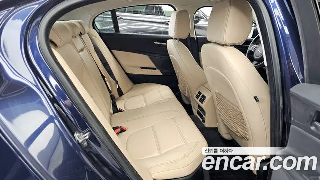 Jaguar XE 2017 — фото 18