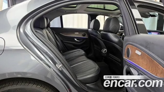 Mercedes-Benz E-Class 2017 — фото 11