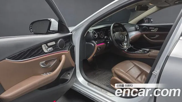 Mercedes-Benz E-Class 2017 — фото 10