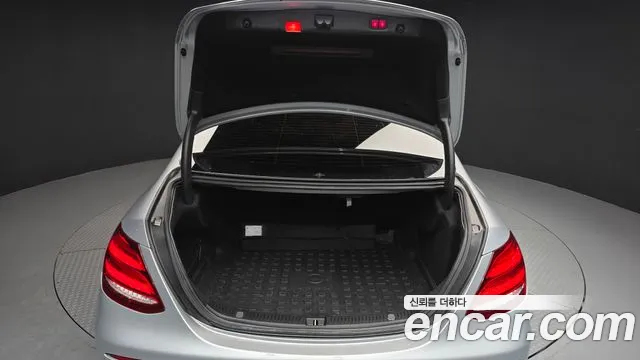 Mercedes-Benz E-Class 2017 — фото 20