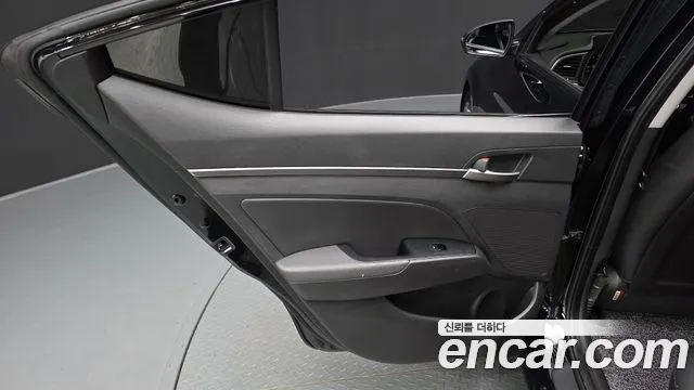 Hyundai AVANTE 2018 — фото 15
