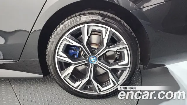 BMW i4 2022 — фото 6