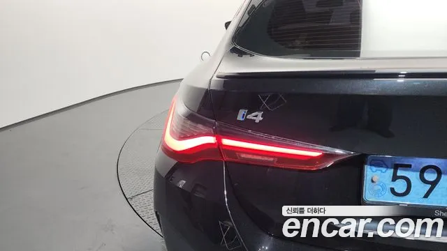 BMW i4 2022 — фото 8