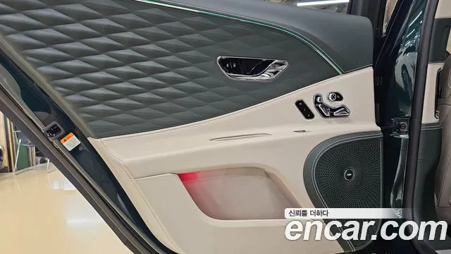 Bentley Flying Spur 2023 — фото 18