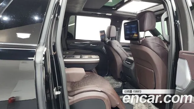 Cadillac Escalade 2023 — фото 17