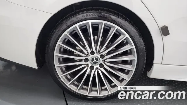 Mercedes-Benz C-Class 2023 — фото 5
