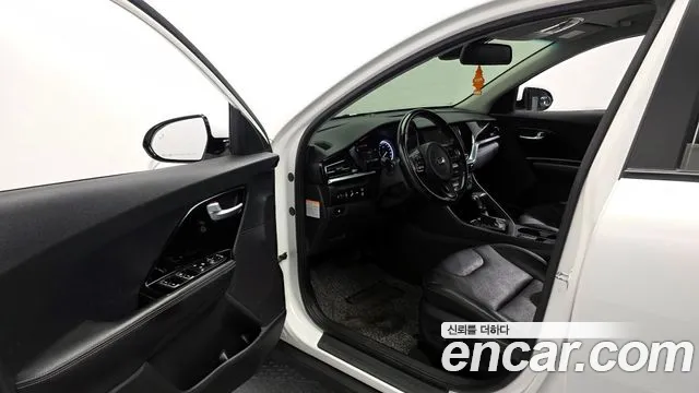 Kia Niro 2021 — фото 10