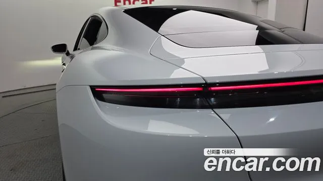 Porsche Taycan 2021 — фото 9