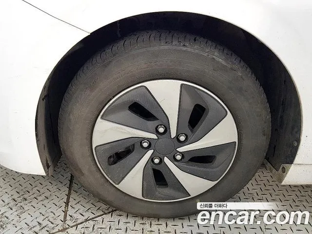 Hyundai Ioniq 2017 — фото 10