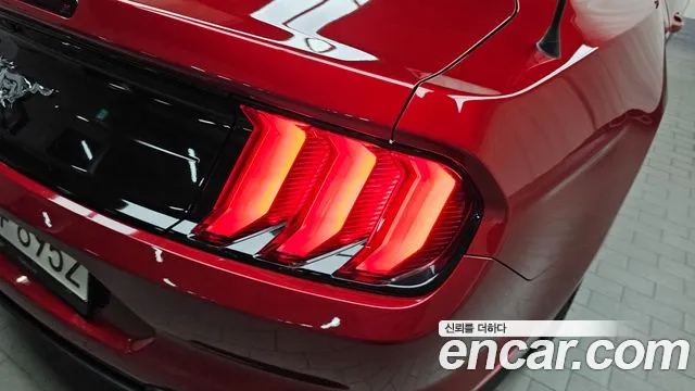 Ford Mustang 2022 — фото 9