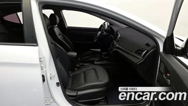 Hyundai AVANTE 2018 — фото 11