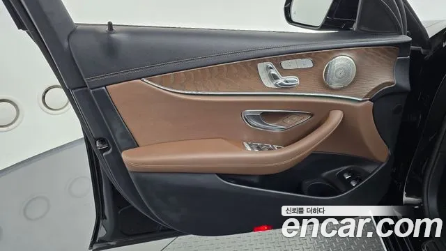Mercedes-Benz E-Class 2021 — фото 14