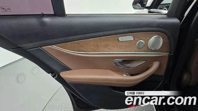 Mercedes-Benz E-Class 2021 — фото 15