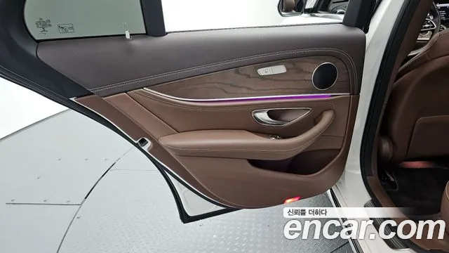 Mercedes-Benz E-Class 2019 — фото 15