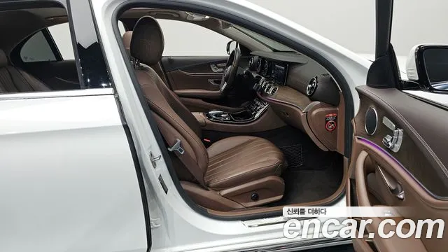 Mercedes-Benz E-Class 2019 — фото 16