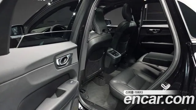 Volvo XC60 2022 — фото 18