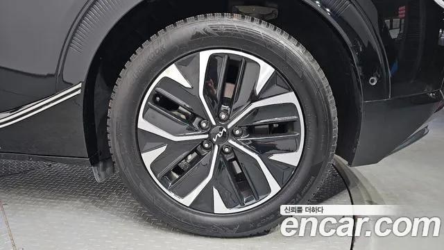 Kia EV6 2023 — фото 6