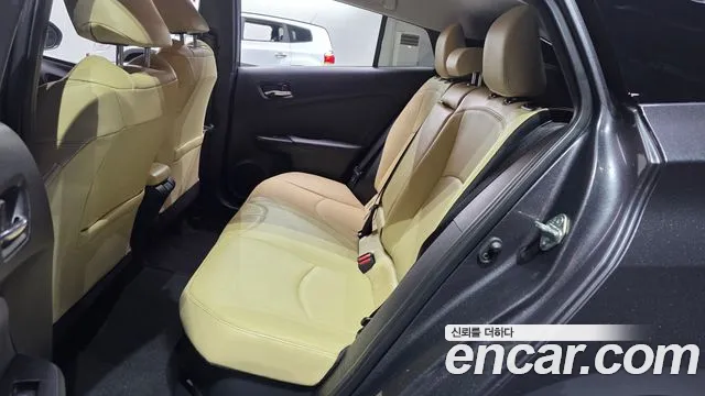 Toyota Prius 2022 — фото 17