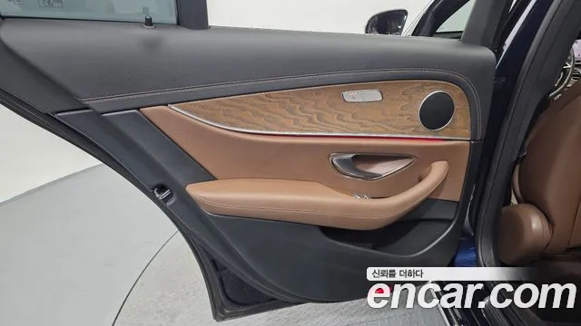 Mercedes-Benz E-Class 2021 — фото 15