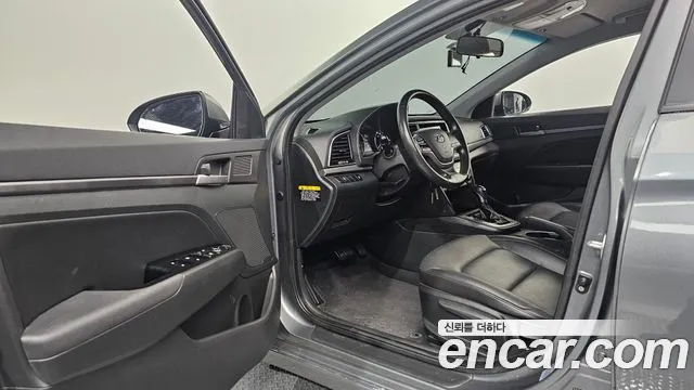 Hyundai AVANTE 2017 — фото 13