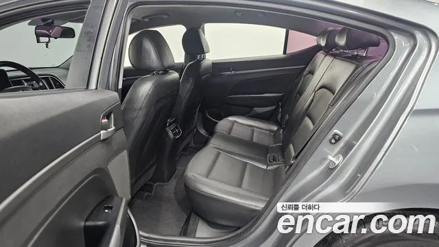 Hyundai AVANTE 2017 — фото 18