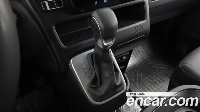 Hyundai Staria 2025 — фото 12