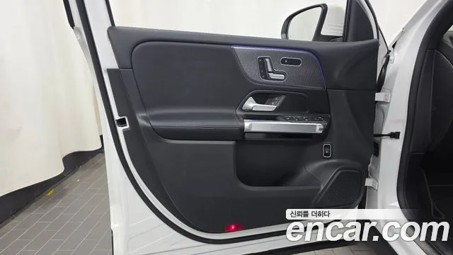 Mercedes-Benz GLB-Class 2023 — фото 14