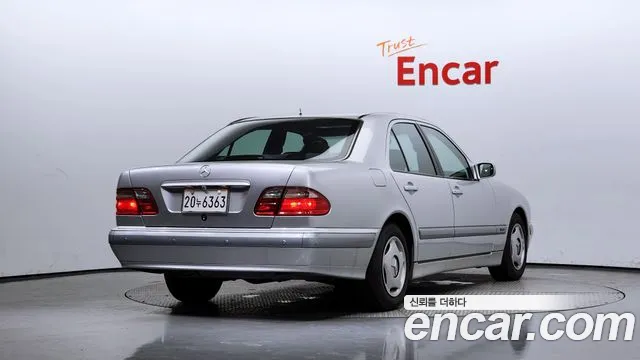 Mercedes-Benz E-Class 2001 — фото 2